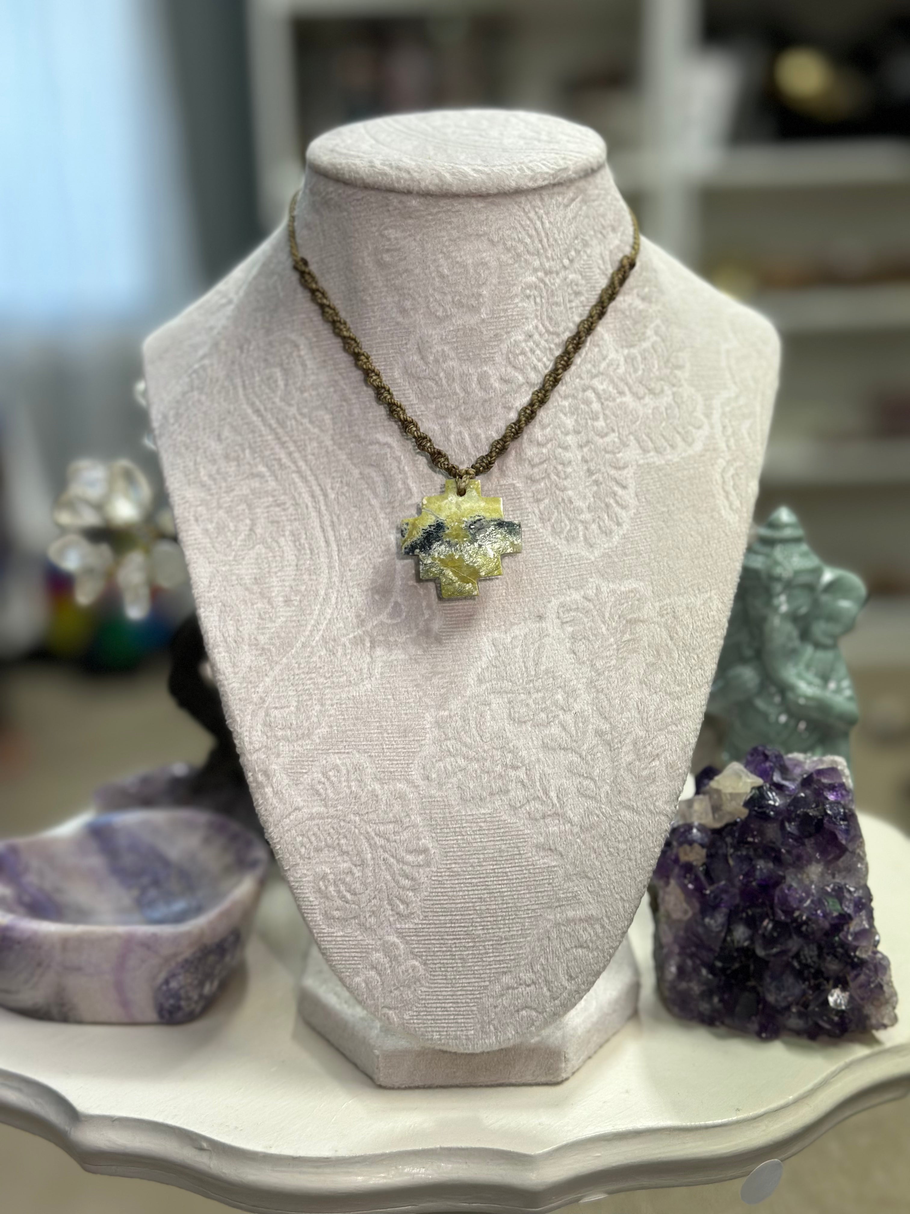Chakana necklace made of Peruvian serpentine crystal and adjustable cord - Collar chakana de serpentina peruana con collar ajustable